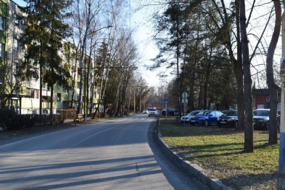 Obrazom: Polícia potrebuje objasniť nehodu, na Sídlisku III auto zrazilo dievča