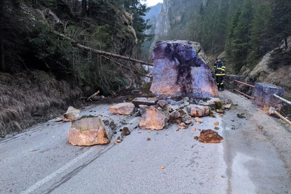 V OBRAZOCH: Vrátna dolina je zavalená obrovským balvanom
