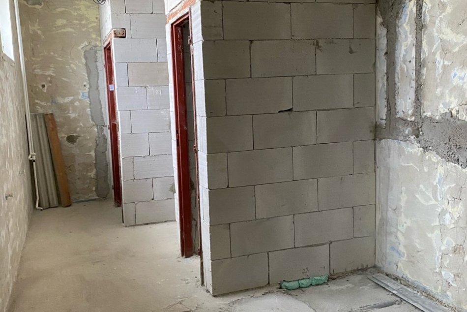 FOTO: Z krčmy na považskobystrickom zimnom štadióne budú nové šatne pre mládež