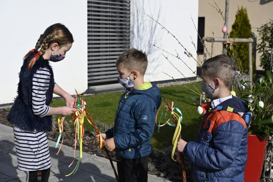 V OBRAZOCH: Veľkonočná polievačka a šibačka počas pandémie