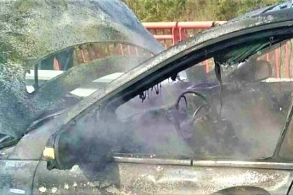 OBRAZOM: Požiar auta na diaľnici D1 v Považskej Bystrici