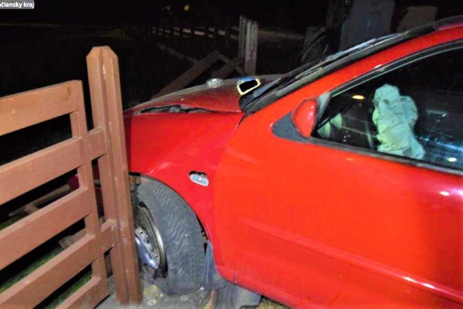 FOTO: 20-ročný vodič s 1,58 promile narazil v Oslanoch do cintorína