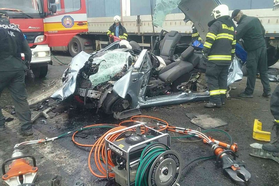 Ťažká nehoda neďaleko Rožňavy: Hasiči z áut vyslobodzovali ľudí!