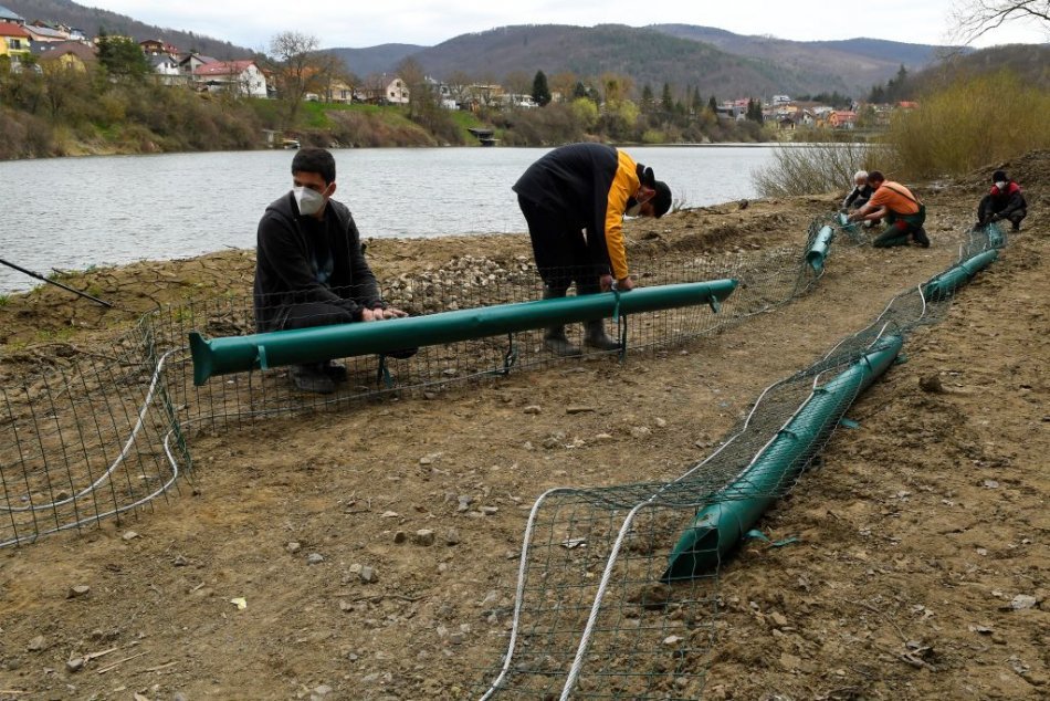 Inštalácia nornej steny na rieke Hornád