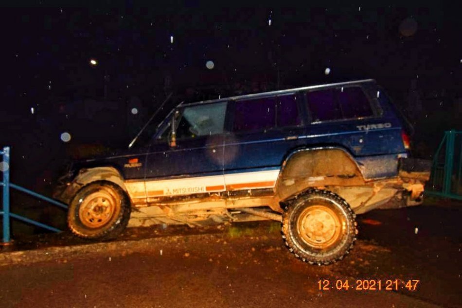 V OBRAZOCH: V Divíne skončil opitý muž s autom nad potokom