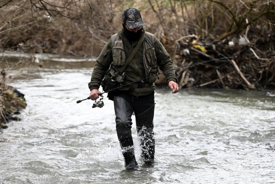 FOTO: Rybár Miroslav Hamaj začal pstruhovú sezónu na potoku Súčanka