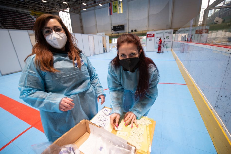 OBRAZOM: Otvorenie očkovacieho centra na zimnom štadióne v Prievidzi