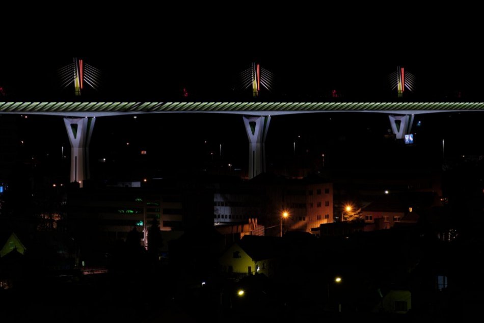 OBRAZOM: Estakáda diaľnice D1 v Považskej Bystrici rozsvietená načerveno