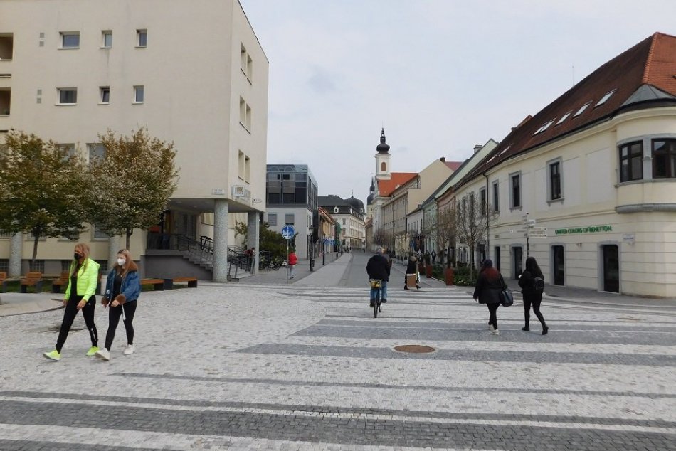 FOTO: V Trnave sa ľudia vrhli na nákupy