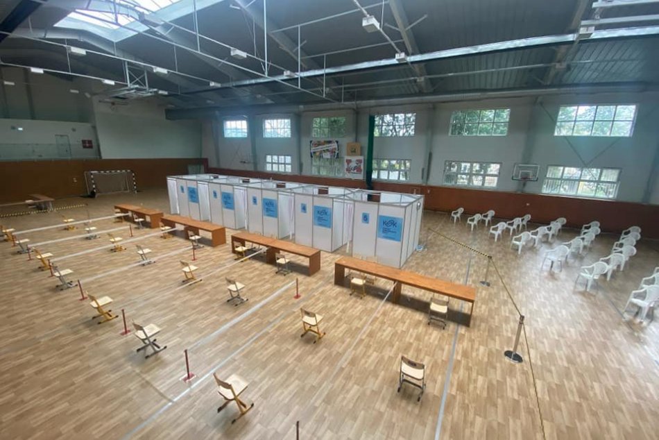 Očkovacie centrum v športovej hale Gymnázia Pavla Horova v Michalovciach