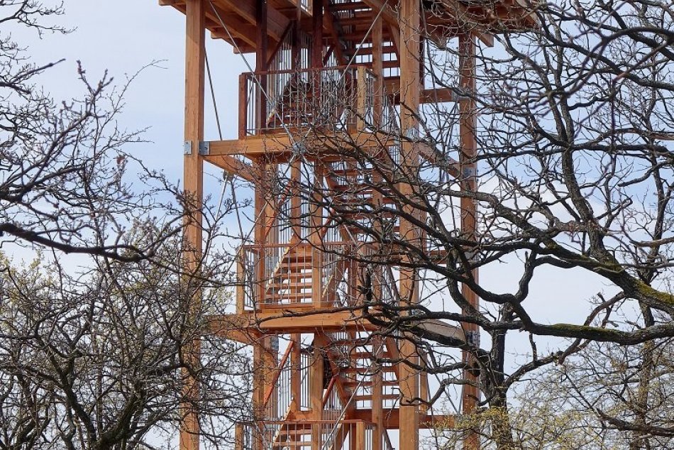 Rozhľadňa na vrchu Chotenovec