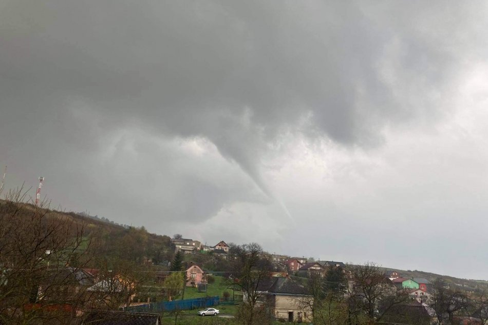 Obrazom: Za divokým počasím na východe bolo zrejme aj tornádo