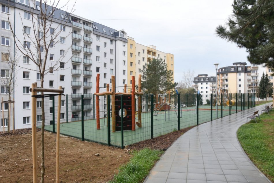 OBRAZOM: Sprístupnené detské ihrisko v rámci revitalizácie vnútrobloku Východná