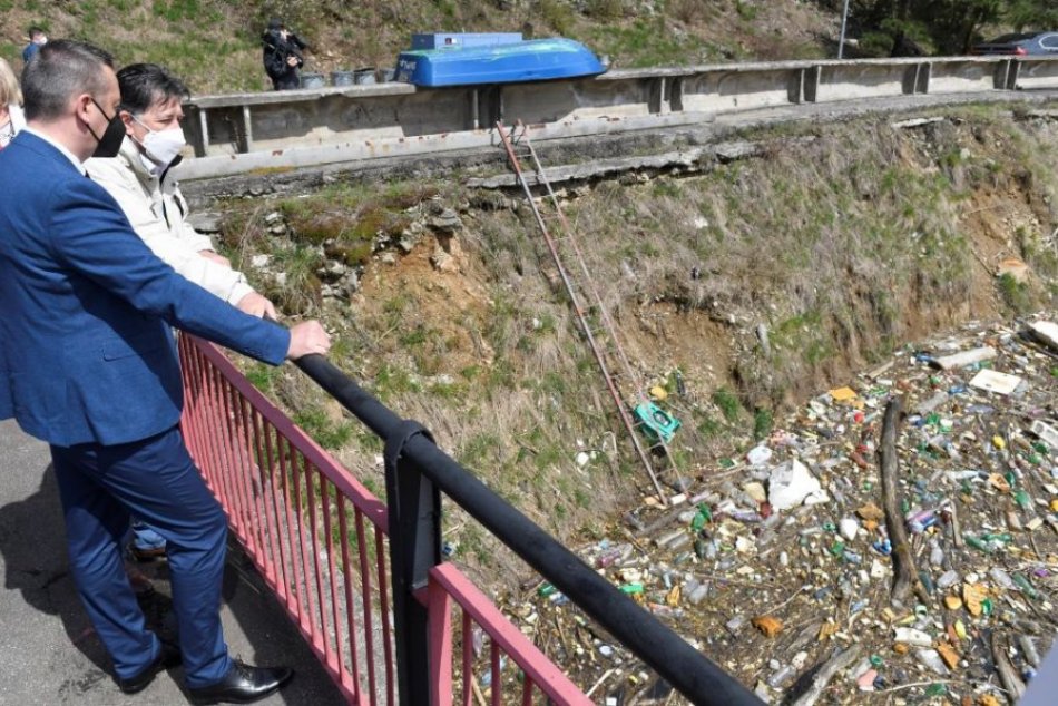 Ružín plný odpadu