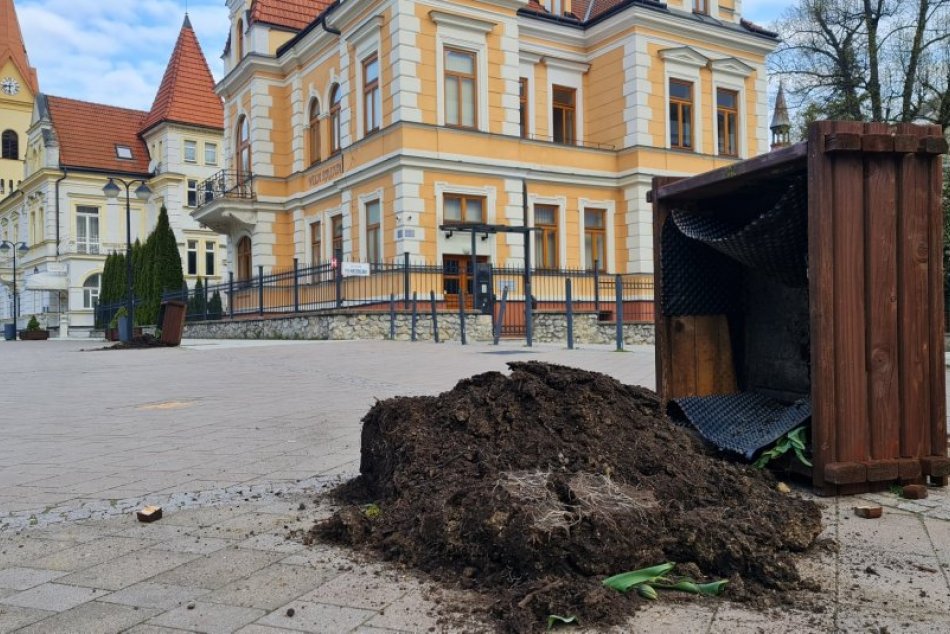 OBRAZOM: Vandalizmus v Trenčianskych Tepliciach, aký si mesto nepamätá