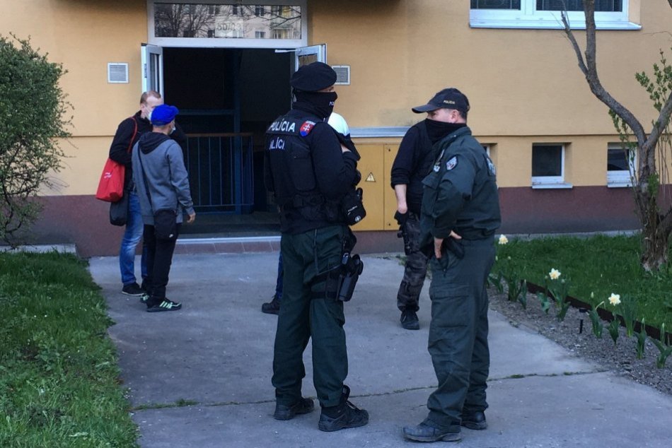 OBRAZOM: V bytovke na považskobystrickom sídlisku Stred došlo k výbuchu