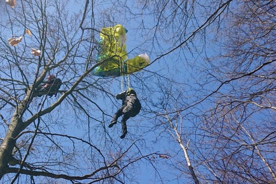 OBRAZOM: Záchrana paraglajdistky zo stromu v Hornej Súči