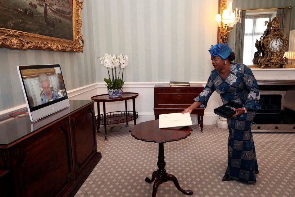 Kráľovná Alžbeta II. prvý raz na verejnosti