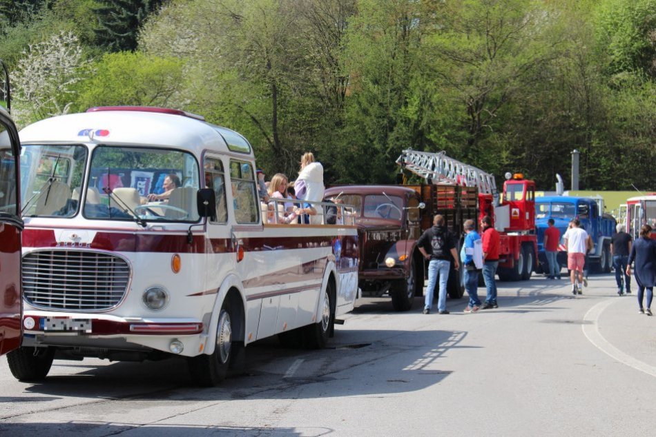 V OBRAZOCH: Jazda veteránov v uliciach Bystrice prilákala mnohých zvedavcov