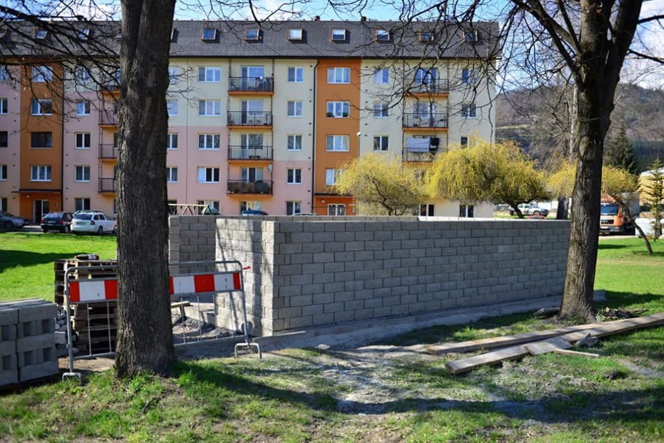 V OBRAZOCH: V Brezne budujú ďalšie kontajnerové stojiská