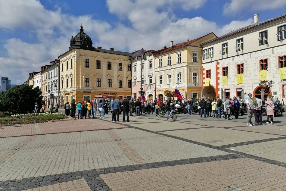V OBRAZOCH: Na bystrickom námestí sa ukázali Noční vlci