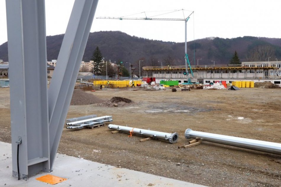 V OBRAZOCH: Stavebné práce na mestskom mládežníckom štadióne v Bystrici