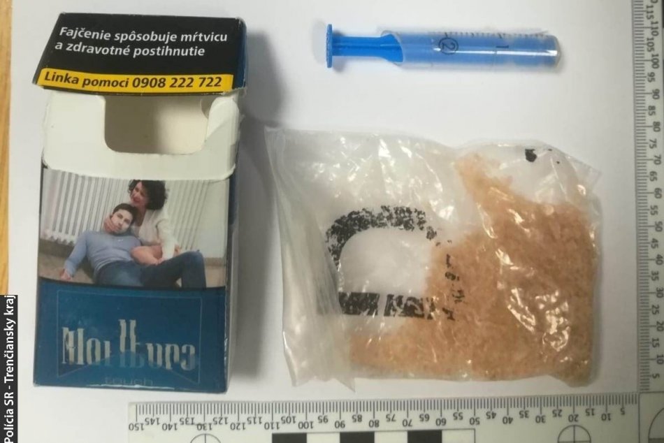 FOTO: V Púchove chytili troch mladíkov s drogami, šofér riadil pod ich vplyvom