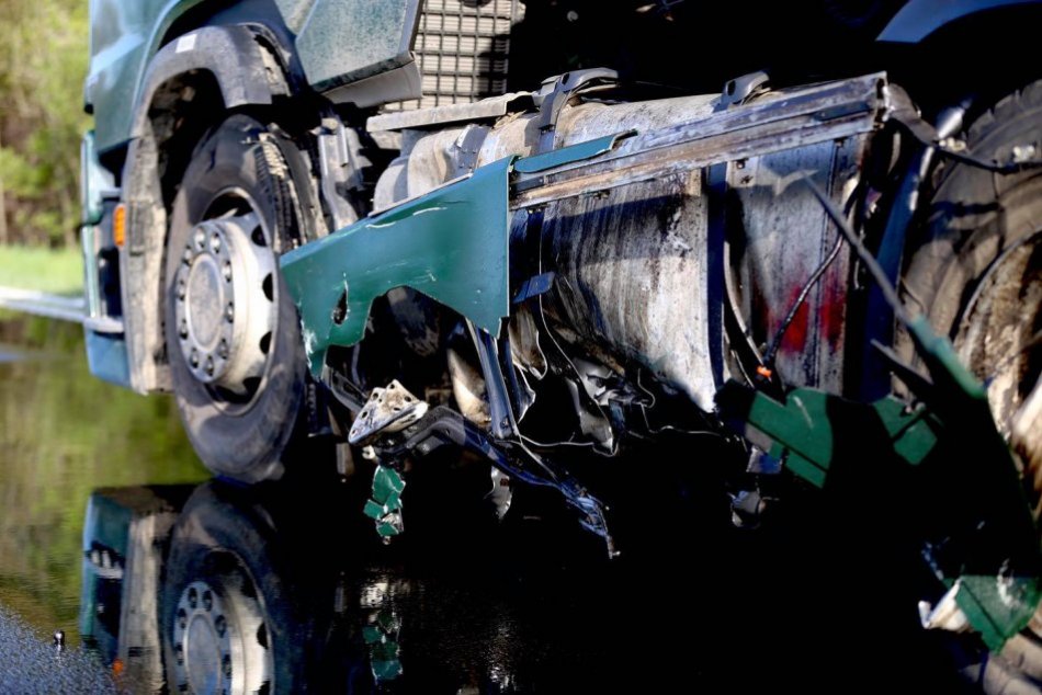 V OBRAZOCH: Kolízia kamióna s autom na Podpoľaní