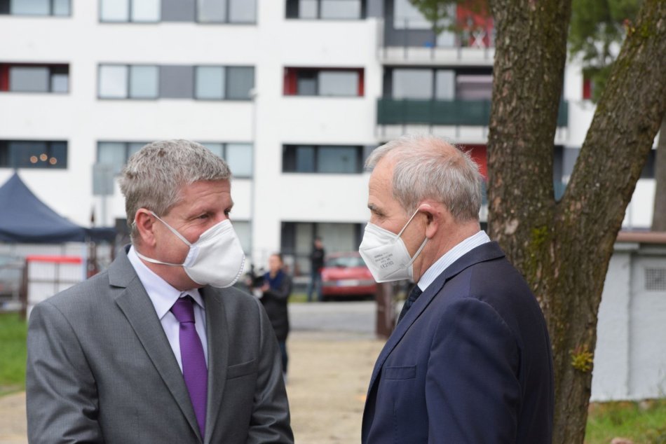 V OBRAZOCH: Lengvarský ocenil prístup BBSK v mobilnom očkovaní