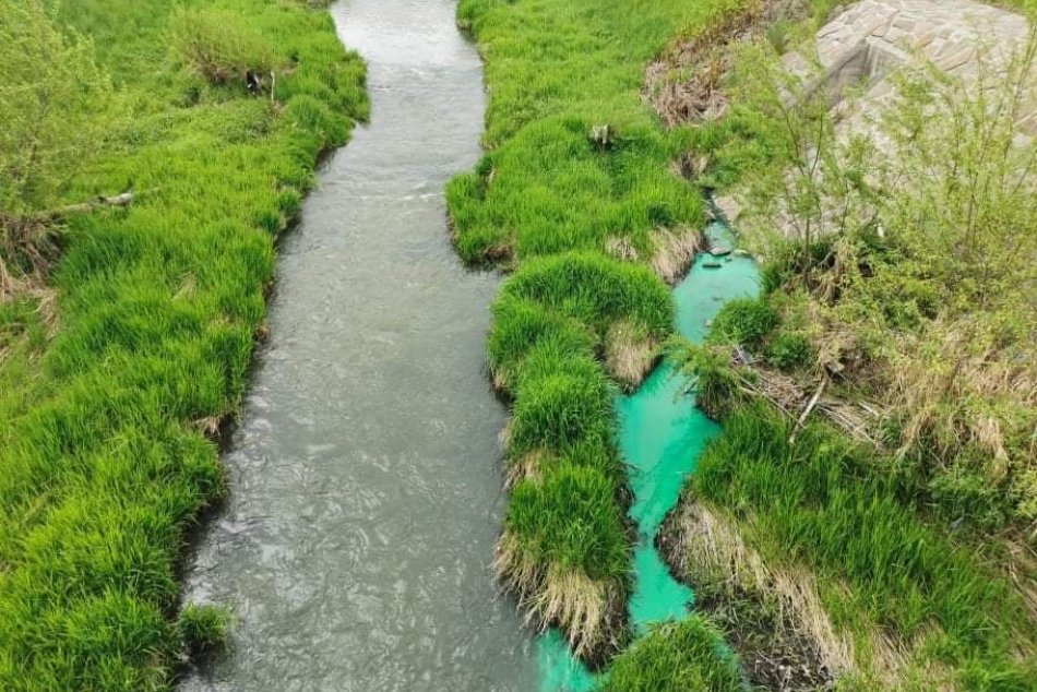 V OBRAZOCH: Znečistenie vodného toku Neresnica