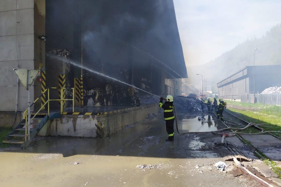 V OBRAZOCH: Hasiči naďalej pokračujú v likvidácii požiaru v obci Harmanec