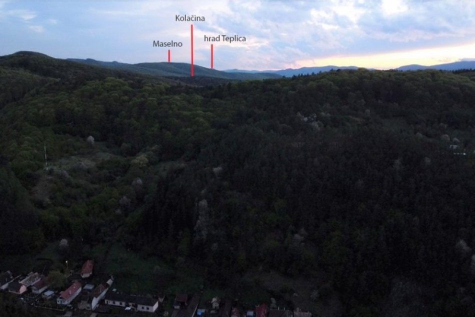 V OBRAZOCH: Svetelný signál spojil hrady Pohronskej hradnej cesty