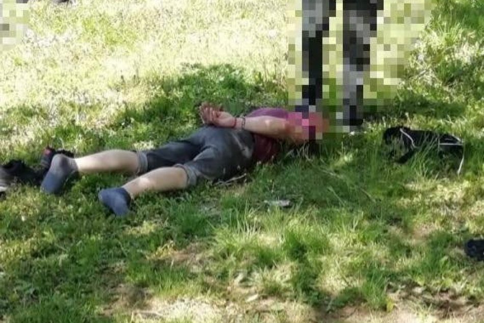 V OBRAZOCH: Pri zásahu kukláčov vo Zvolene zadržali tri osoby