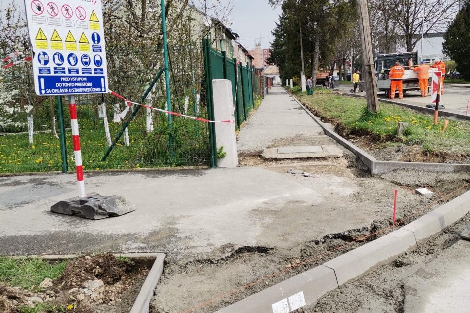 Rekonštrukcia chodníkov a komunikácií pokračuje