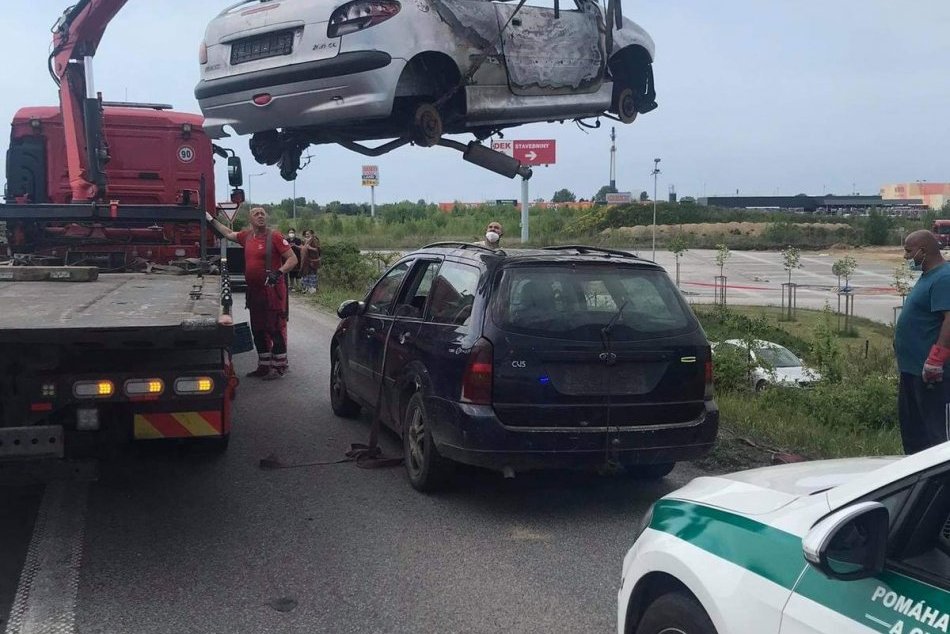 Policajti zastavili šoféra s autom na streche