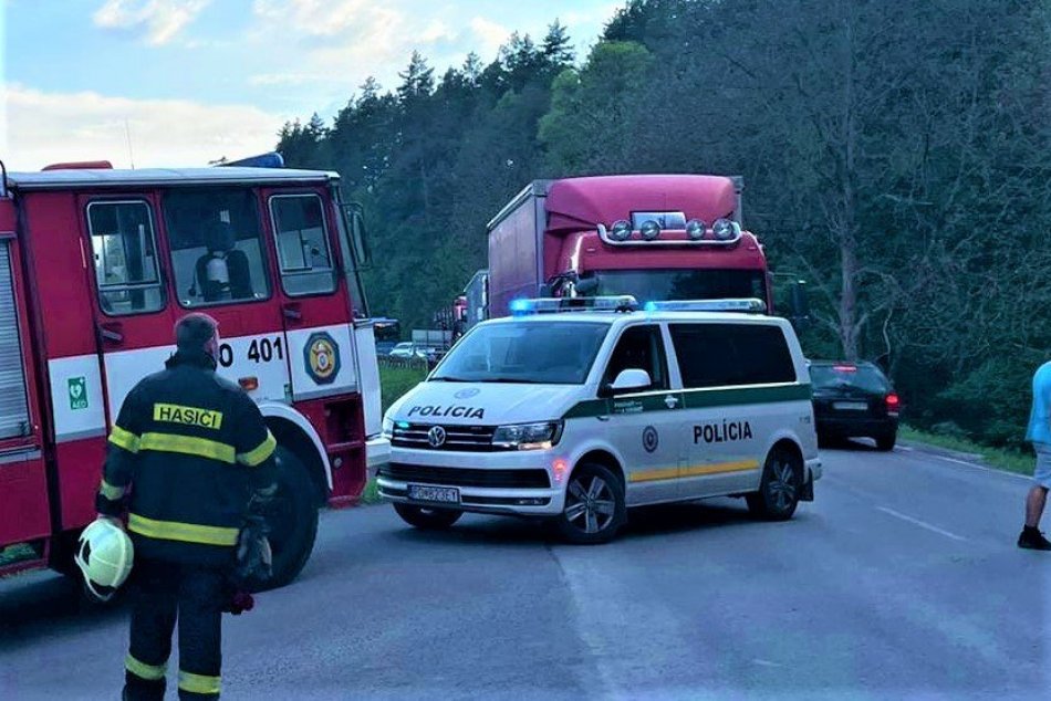 FOTO: Dopravná nehoda vo Vyšehradnom si vyžiadala obeť