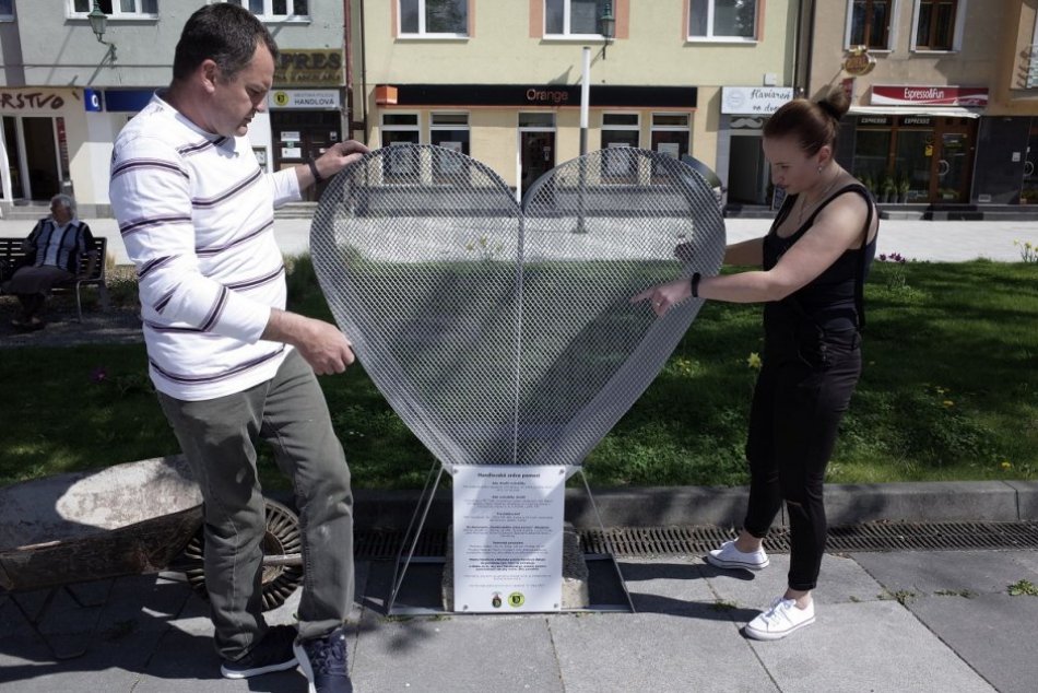 FOTO: Na handlovskom Námestí baníkov osadili srdce na zber vrchnákov z PET fliaš