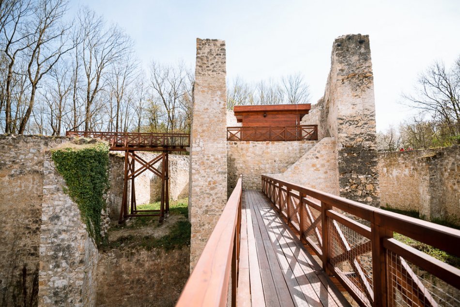 FOTO: Na nové Južné opevnenie Trenčianskeho hradu bude jazdiť turistický vláčik