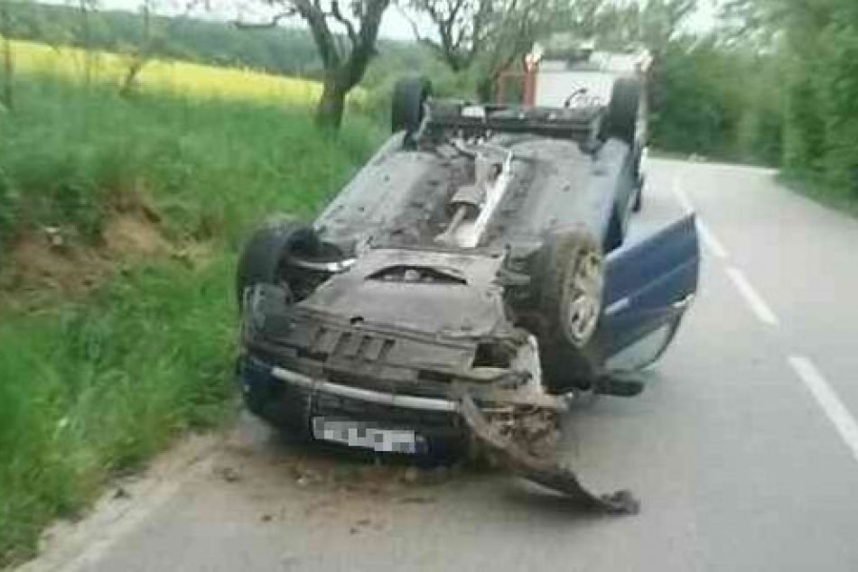 FOTO: Po dopravnej nehode pri obci Krajné skončilo auto prevrátené na streche