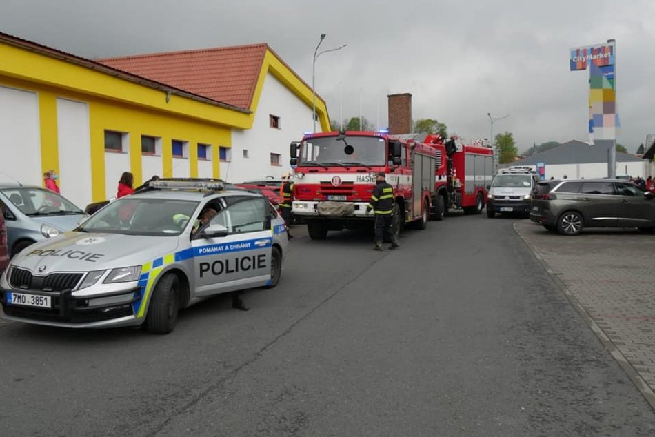 Nezvládla riadenie a skončila medzi regálmi