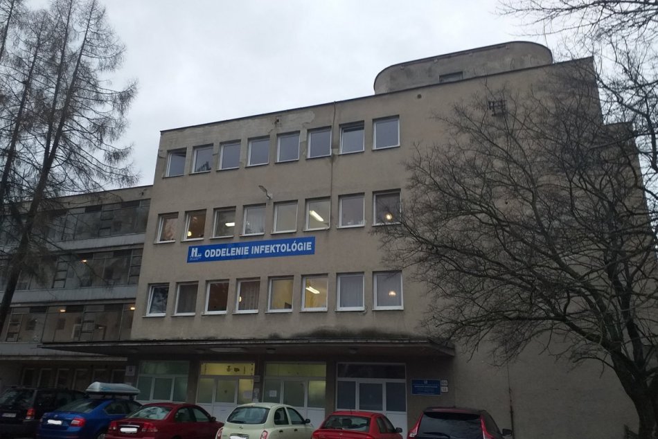 V OBRAZOCH: Silný dážď zatopil pavilón infektológie v Banskej Bystrici