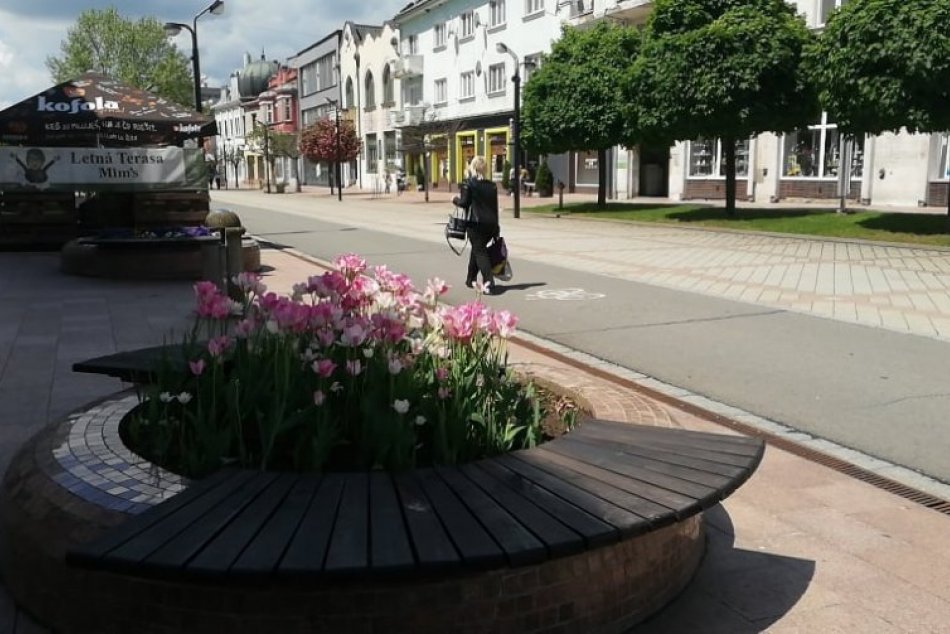 Centrum mesta si ľudia opäť užívajú: Aj s rúškami