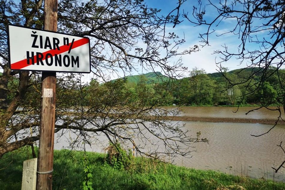 FOTO: Vyliaty Hron v okolí Žiaru nad Hronom