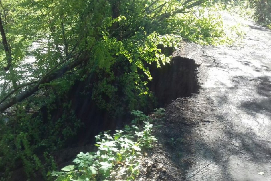 V OBRAZOCH: Podmytie a poškodenie cesty III/2724 medzi Utekáčom a Sihlou