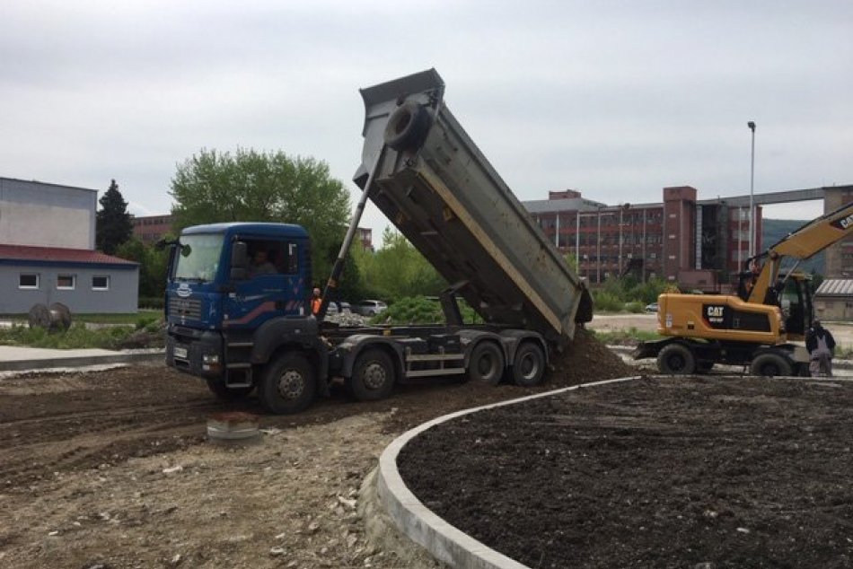 FOTO: Partizánske buduje triediacu linku, odpad premení na alternatívne palivo