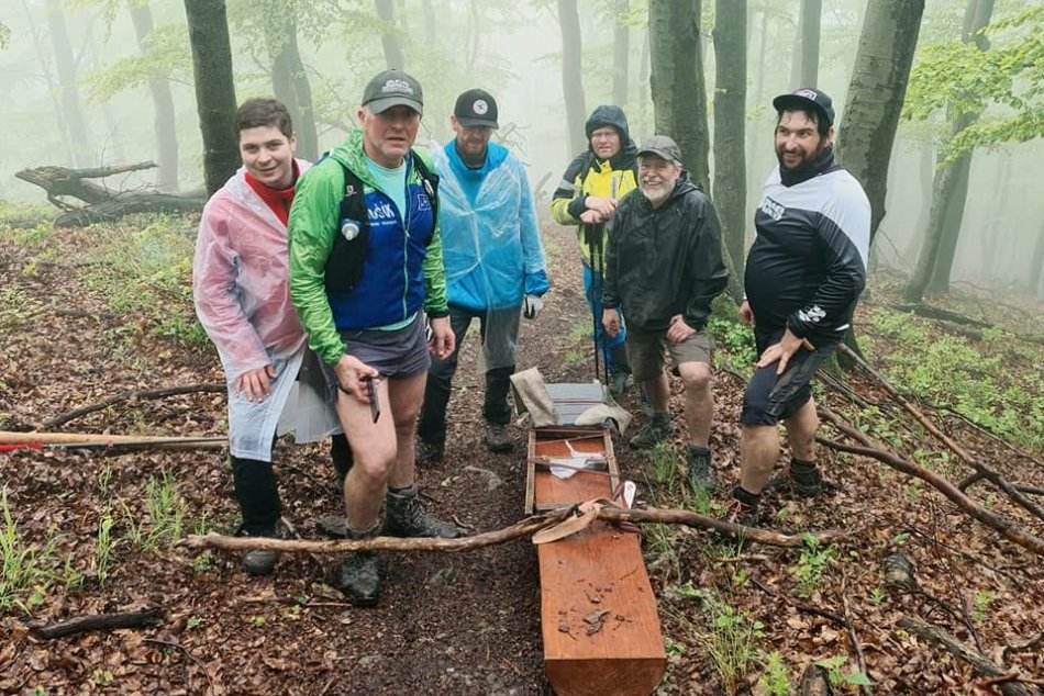OBRAZOM: Nosiči vyniesli na Veľký Manín novú drevenú lavičku