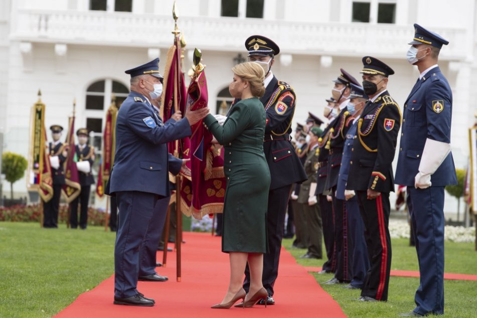 V OBRAZOCH: Prezidentka SR Zuzana Čaputová zapožičala bojové zástavy