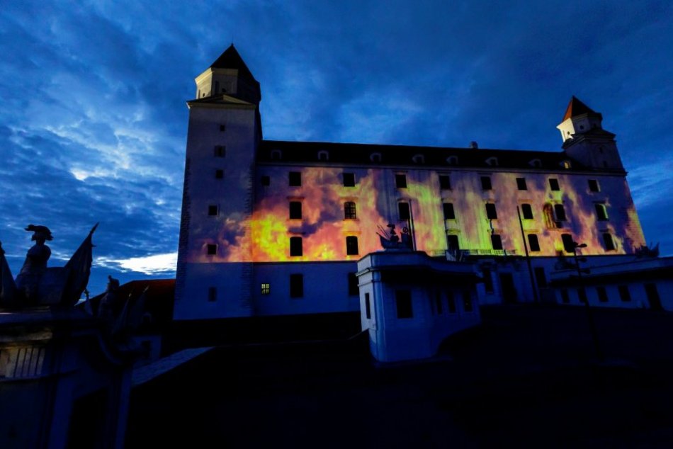 FOTO: Na fasáde Bratislavského hradu premietali videoprojekciu požiaru