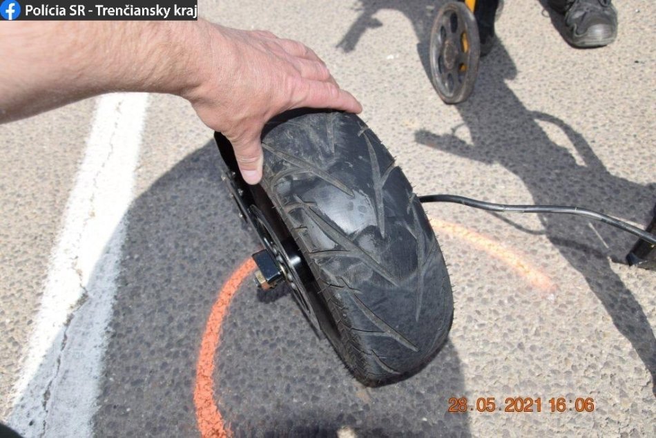 FOTO: Nehoda v Nemšovej, zrazili sa auto a kolobežka