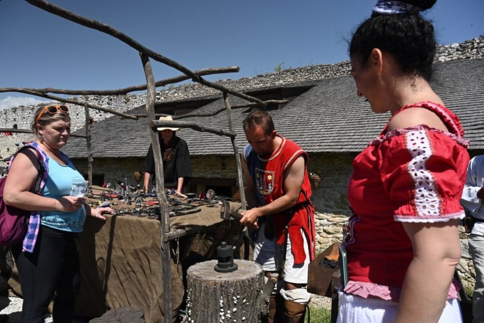 OBRAZOM: Otvorenie turistickej sezóny na Čachtickom hrade